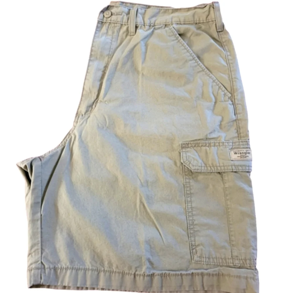 Classic Cargo Shorts by Wrangler Size 40